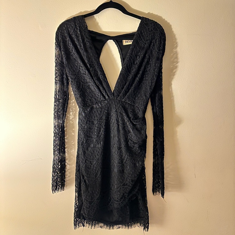 REVERSE black lace, long sleeved, v-cut dress! 🖤